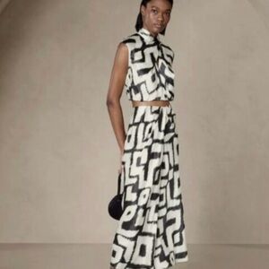 100% Silk Banana Republic Ivory and Black Skirt

Size 6
Beautiful soft 100% silk